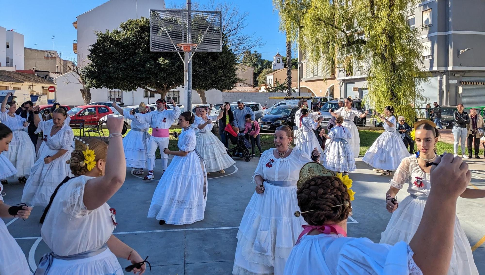 Así fue la espectacular "dansà" en ropa interior de la falla Mont de Pietat