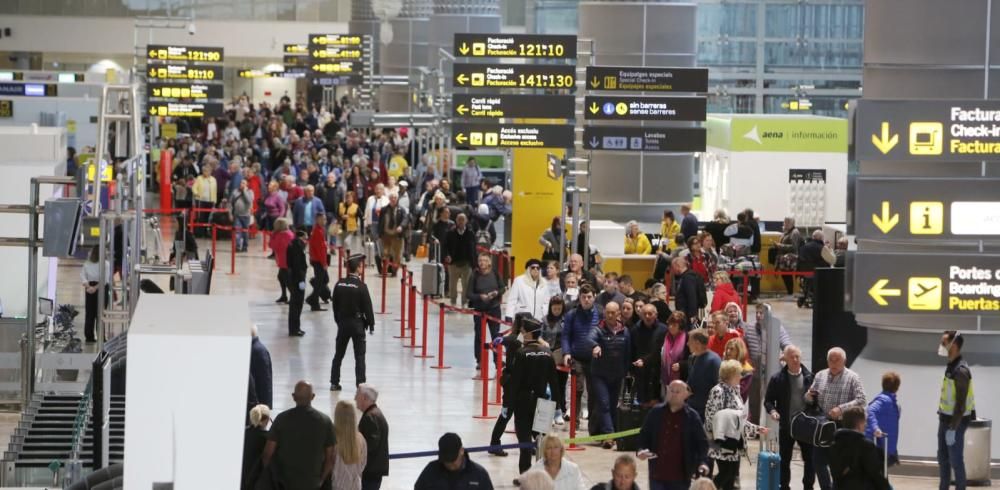 Los países de la UE aceleran la repatriación de sus turistas ante el avance del coronavirus