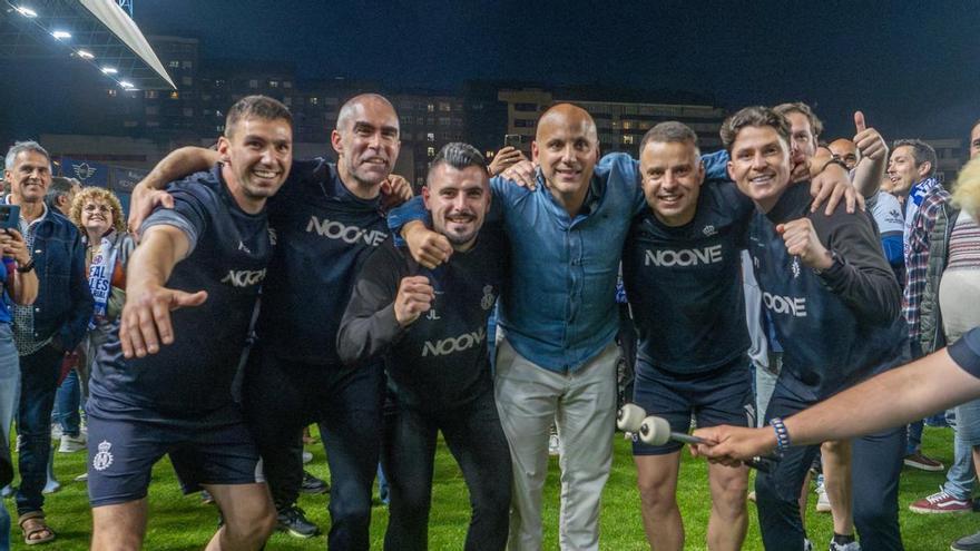 Una de las intrahistorias del ascenso del Avilés: las estampitas que bendijeron la gloria blanquiazul