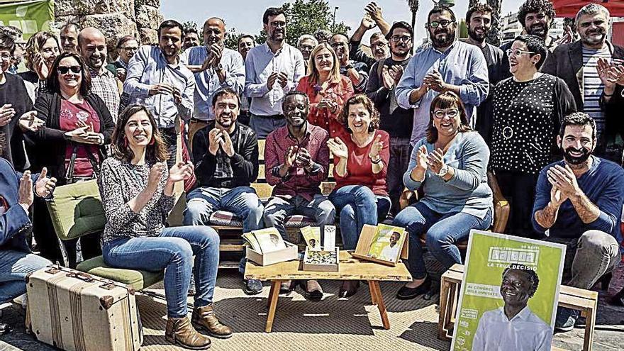 El candidato al Congreso, Guillem Balboa, rodeado de responsables y candidatos de MÃ©s.