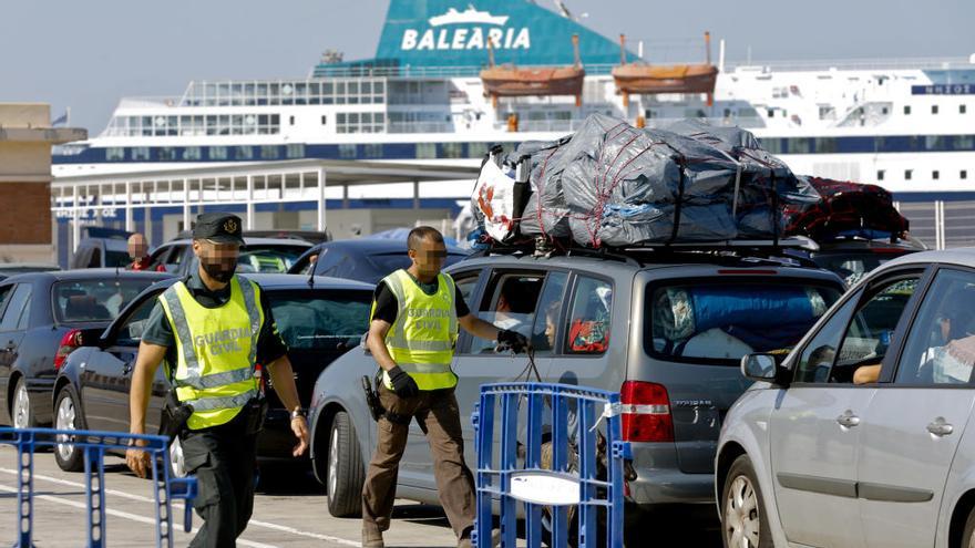 Coches embarcando en el ferri que une Valencia con Argelia