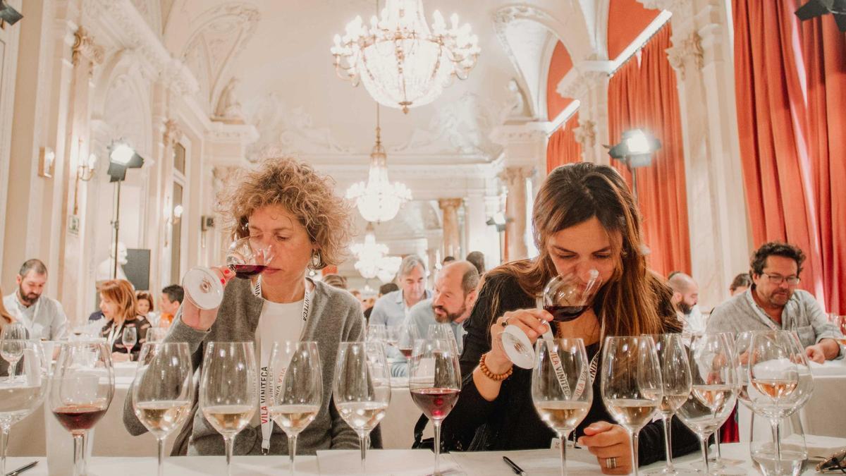 Varios concursantes en una edición anterior del Premio Vila Viniteca de Cata por Parejas celebrado en el Casino de Madrid.