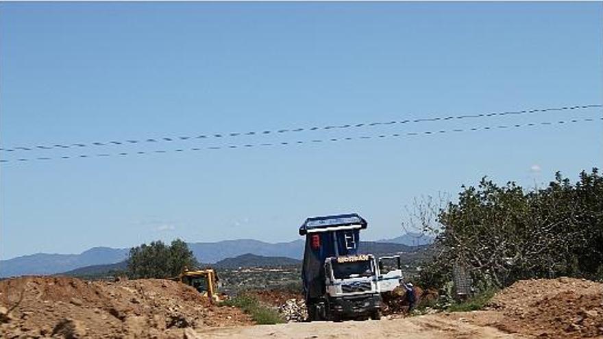 Camiones utilizados en el desescombro del Cabanyal (arriba) y durante el vertido.