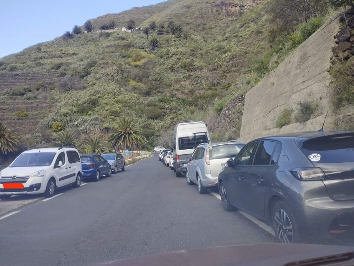 Vehículos aparcados en la carretera.