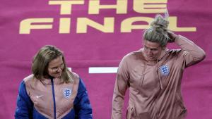 Arina Wiegman y Millie Bright durante el etrenamiento previo a la final del Mundial.