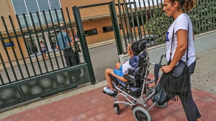 Carmen Verdú acompañó ayer a su hijo a su primer día de clase.