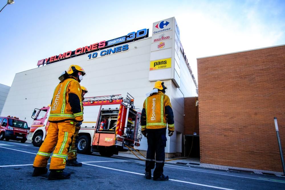 Desalojan la zona de ocio del centro comercial de Carrefour Petrer por un incendio