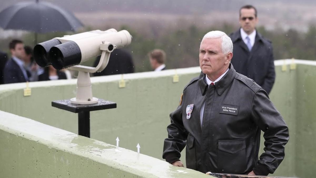 Pence, en un puesto de observación de la Zona Desmilitarizada