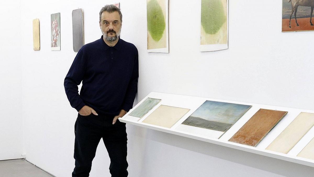 Antonio Murado, pintor, en la galería Trinta, Santiago, ante obras de su nueva exposición