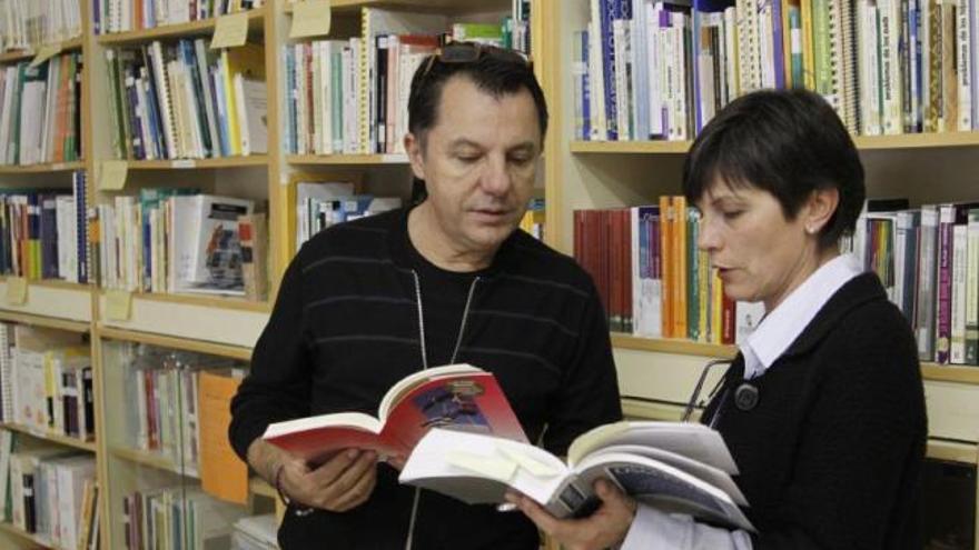 Los psicopedagogos Jesús Unzueta y María José Pérez consultan manuales sobre TDAH.