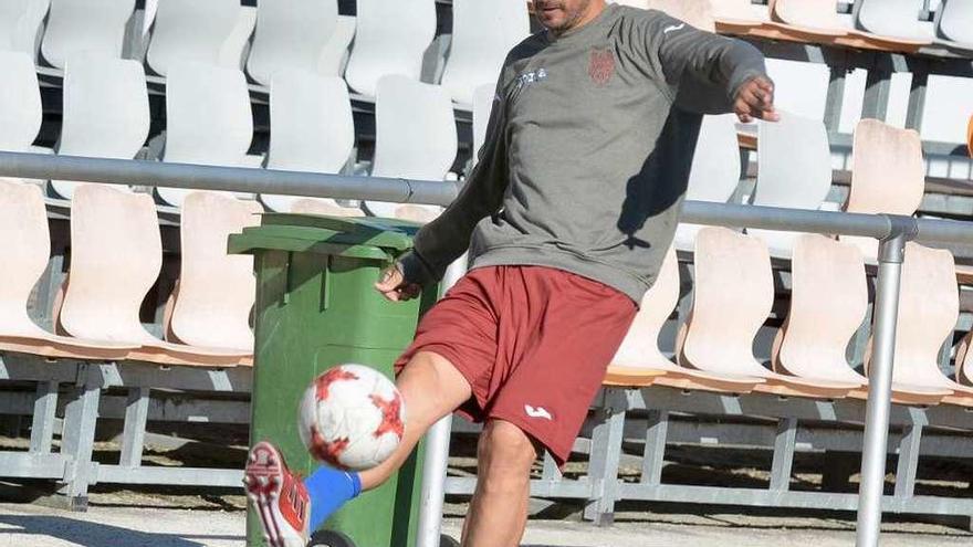 Arruabarrena golpeando un balón durante un entrenamiento del Pontevedra. // Rafa Vázquez