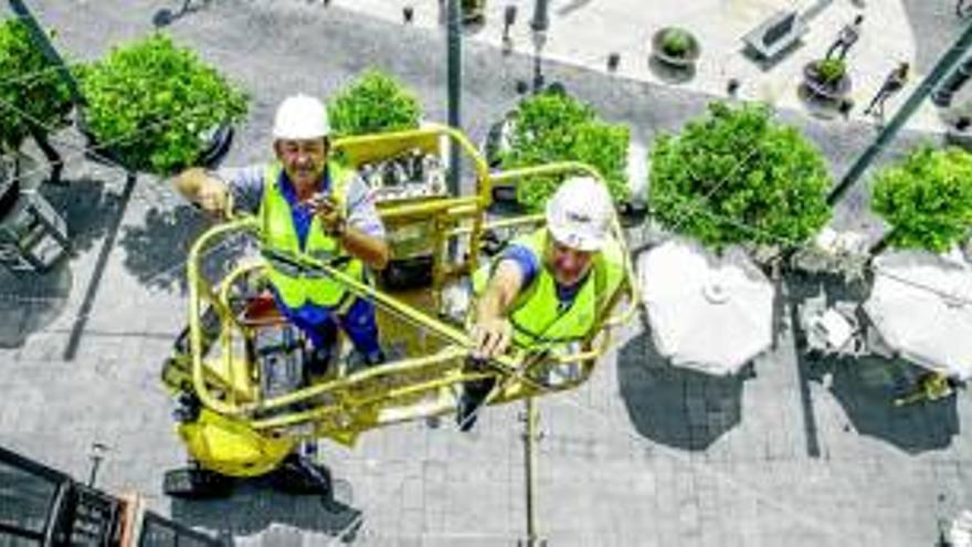 La instalación de los toldos en la plaza de España se retoma y estarán en una semana