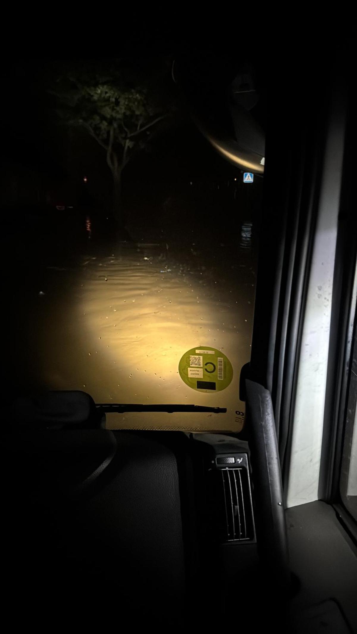 Imagen captada desde el interior del vehículo en el que se encontraba el agente la noche de la dana.
