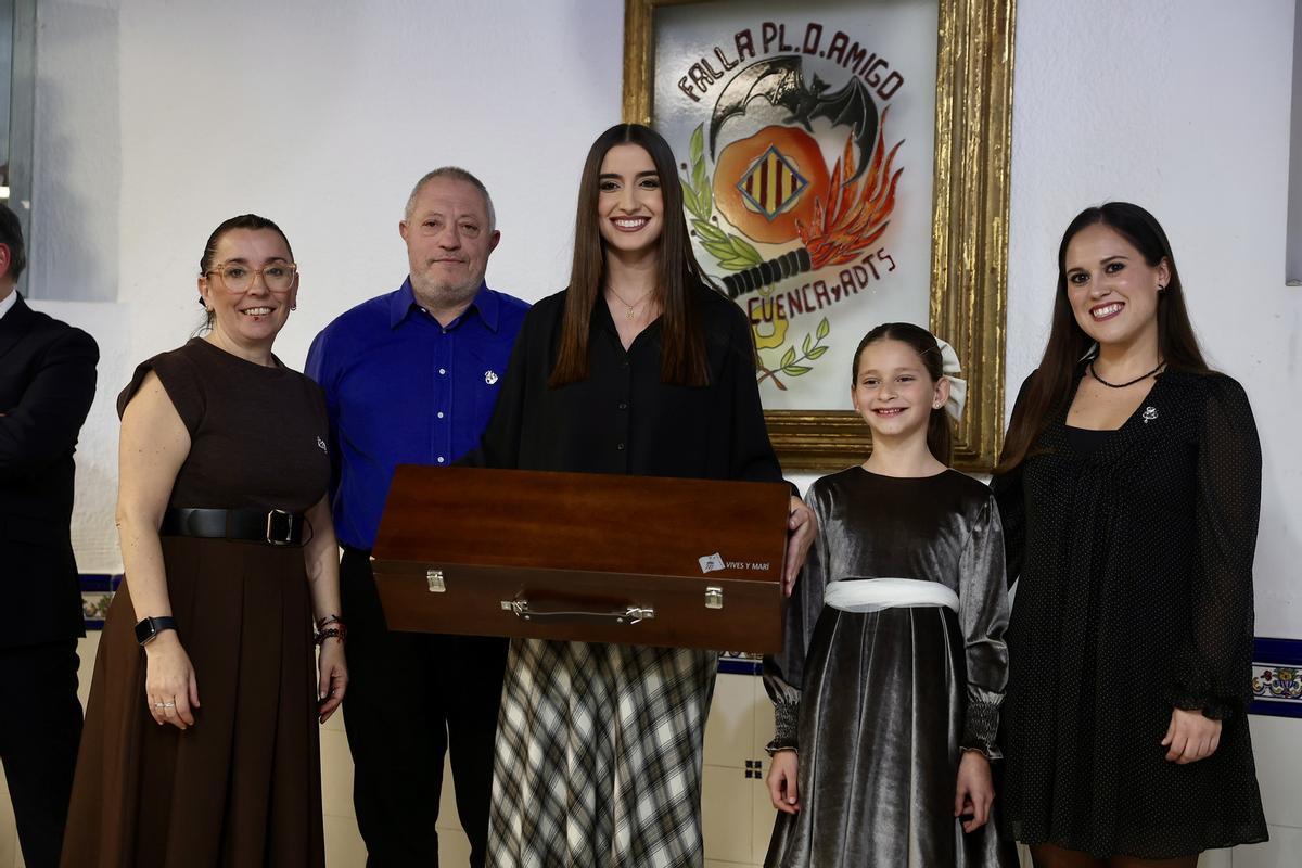Carmen Prades, con su tela y los delegados de sector