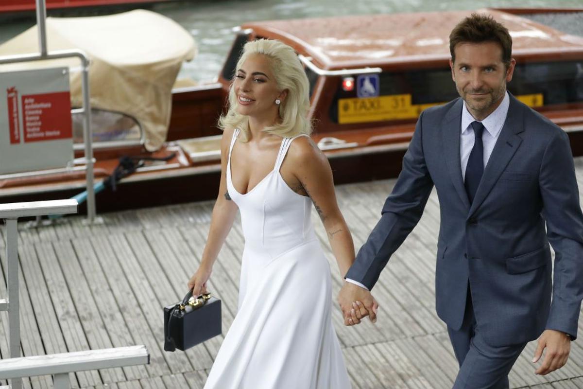 Lady Gaga junto a Bradley Cooper a su llegada a la Mostra de Venecia