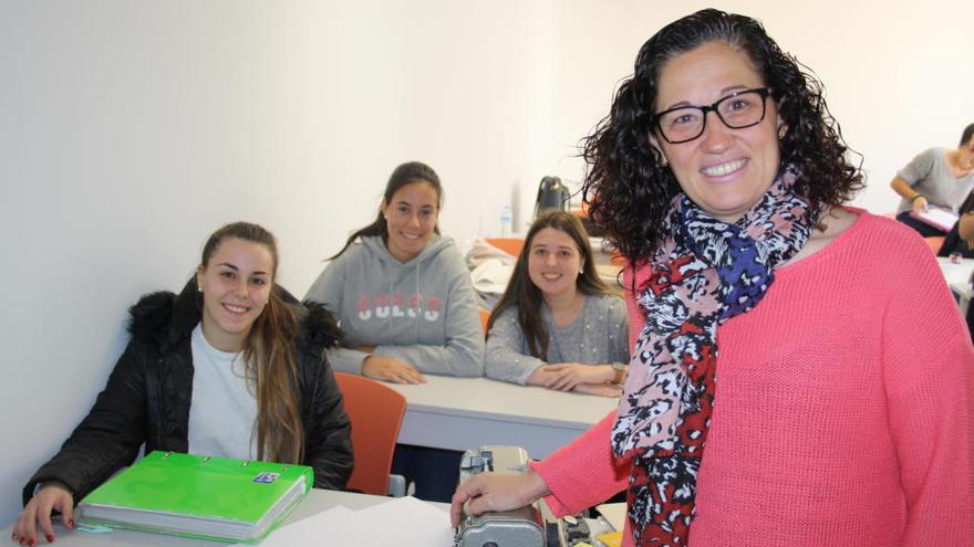 La profesora de Magisterio Nuria Andreu con estudiantes de 2.º de Grado en Educación Infantil del CEU de Elche