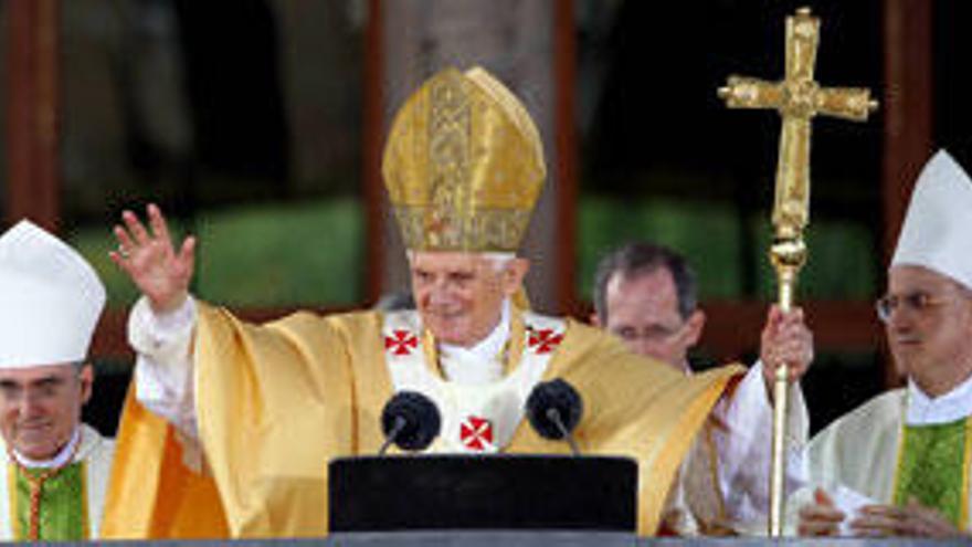 El Papa saluda a los feligreses, el domingo en Barcelona.