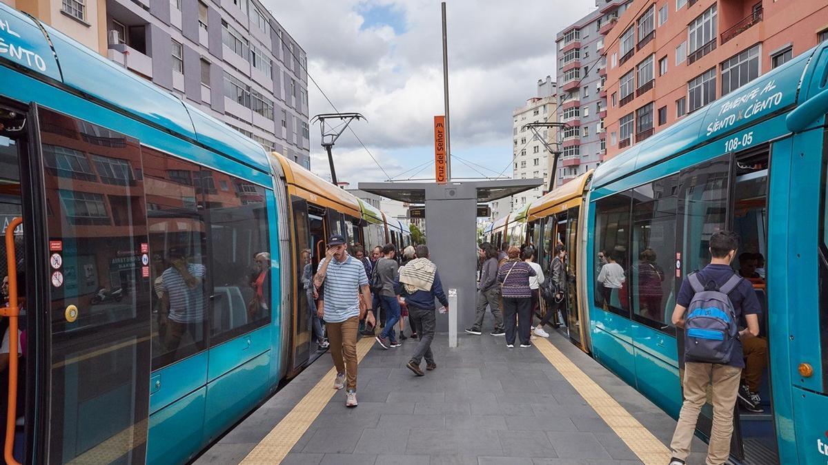 Pasajeros en una parada del tranvía en La Laguna.