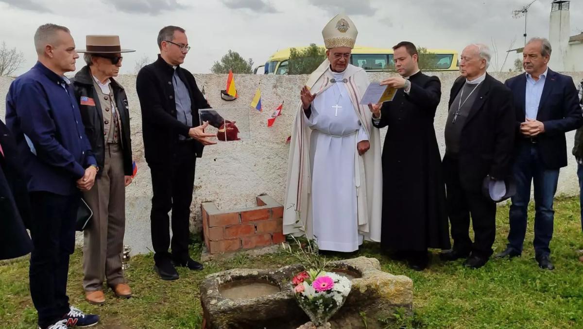 El cardenal Baltazar Porras bendice la primera piedra de un oratorio de la ganadería Toros Villalpando.