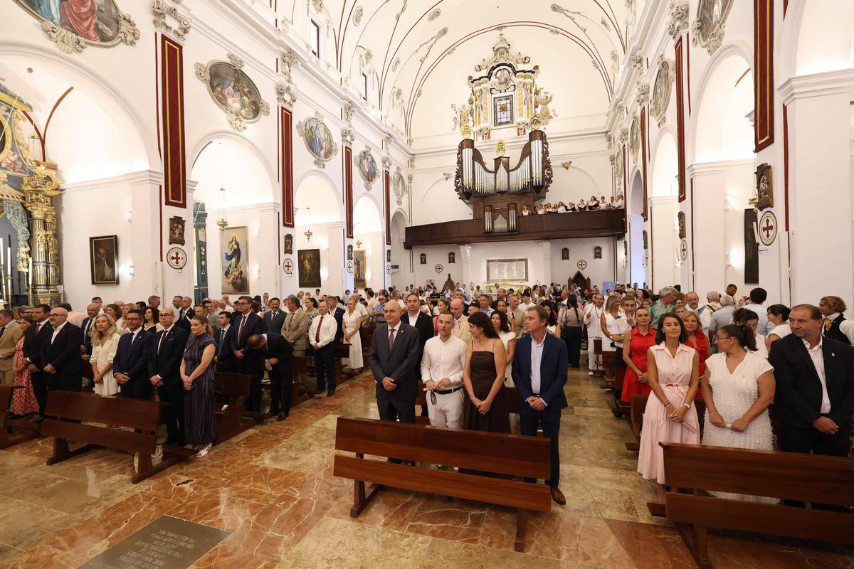 Interior de la catedral, con los representantes políticos en las primeras filas.