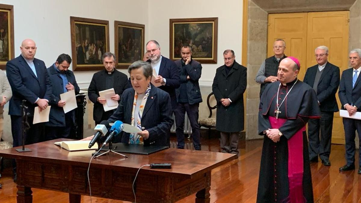 Pilar Farjas juró ayer el cargo de directora de Cáritas en presencia del arzobispo, monseñor Prieto