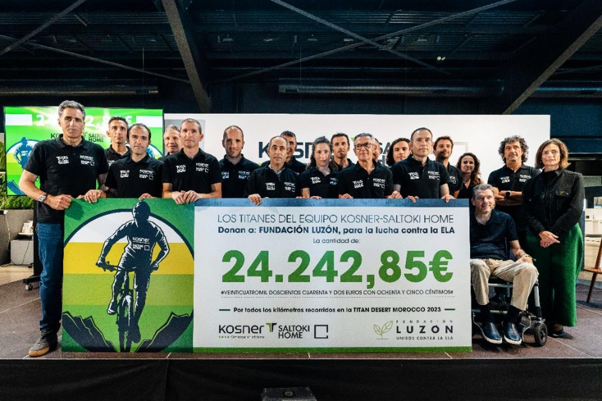 El equipo Kosner - Saltoki Home, junto a Unzué