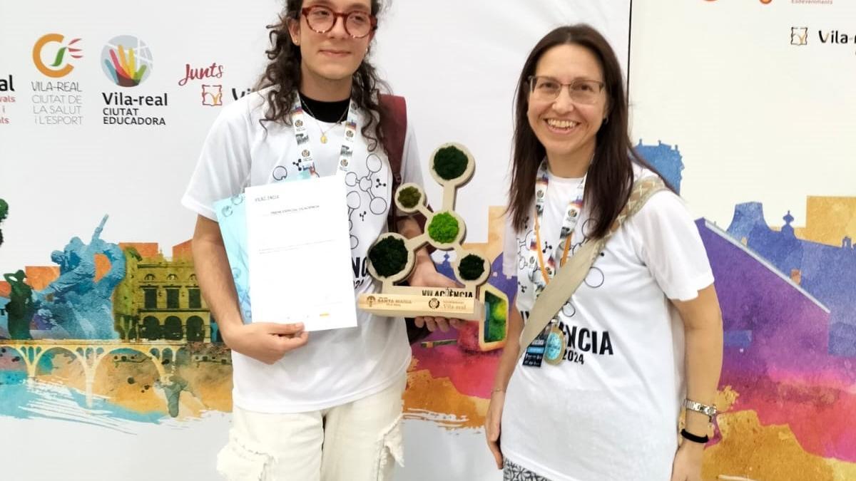 Alfonso Cortés y su profesora, Silvia Palero, en la feria de Vila-real