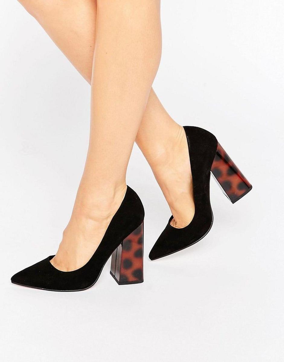 Zapato con tacón de carey (Precio: 25.99 euros)