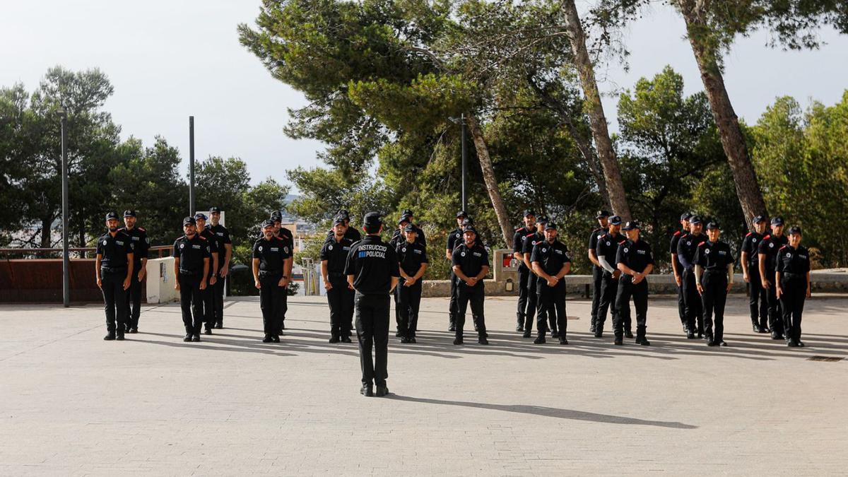 Una treintena de policías locales se incorporan a partir de ahora a los cuerpos de cuatro municipios de la isla. 