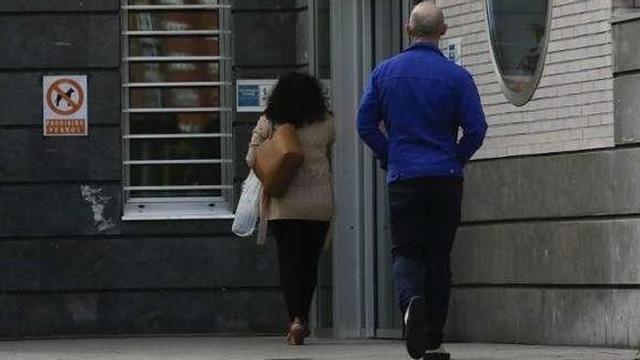 Un hombre y una mujer acceden ayer al centro de salud del Quirinal en horario de atención de urgencias.