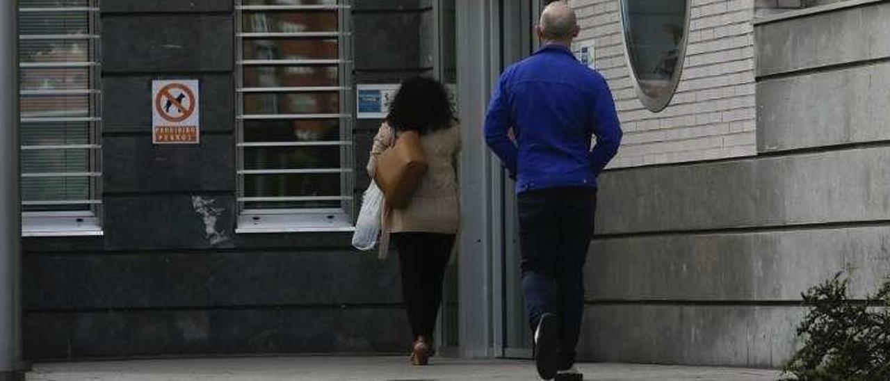 Un hombre y una mujer acceden ayer al centro de salud del Quirinal en horario de atención de urgencias.