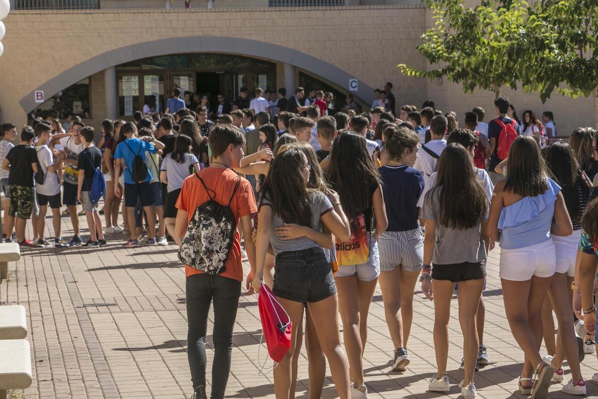 Alumnos entrando a un instituto de Elche, en imagen de archivo