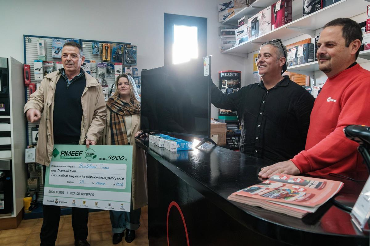 Todas las fotos de la jornada de compras de la campaña de Navidad de PIMEEF