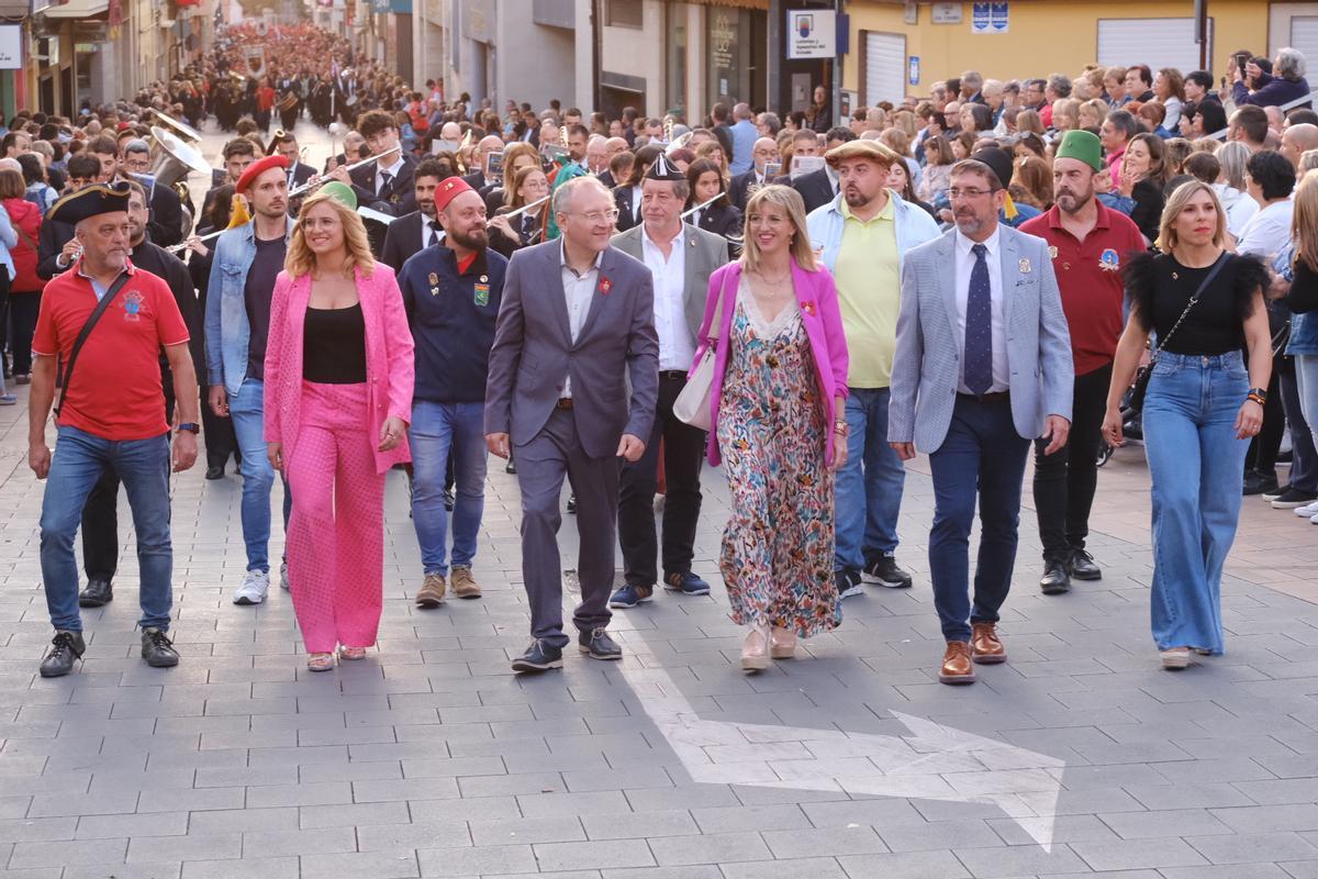 Las calles de Petrer llenas de festeros y público esta tarde en la Entrada Saludo de las Bandas.