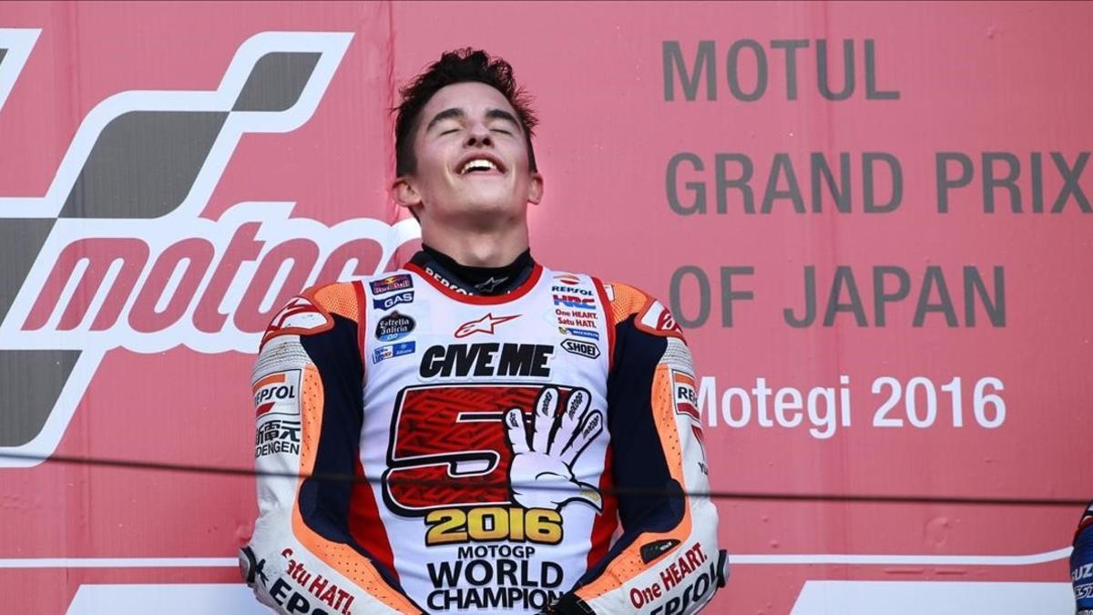 Marc Márquez, extasiado en el podio, tras conquistar su tercer Mundial de Moto GP.