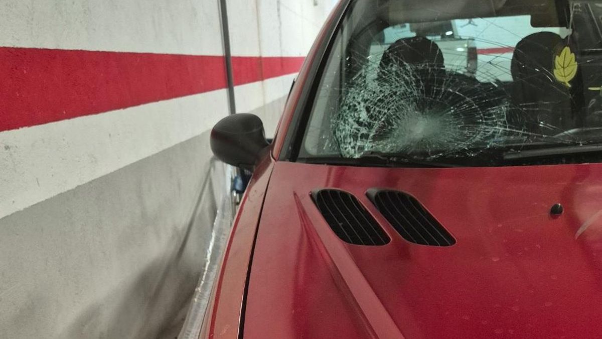 Estado en el que quedó la luna del coche tras el impacto