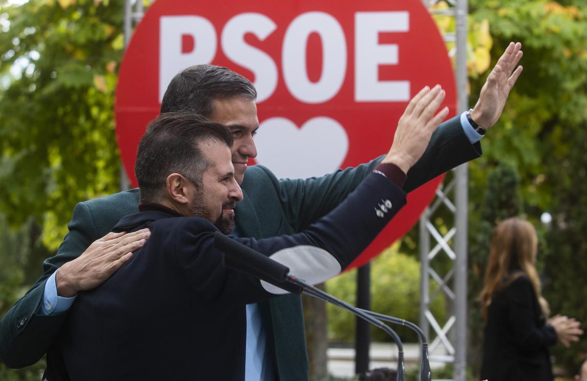 El secretario general del PSOE y presidente del Gobierno, Pedro Sánchez, junto al secretario general del PSEOCYL, Luis Tudanca, durante un acto del partido.