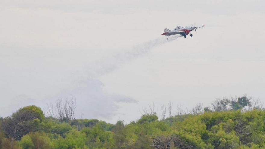 Así trabajan los helicópteros y medios aéreos para apagar el fuego en El Saler