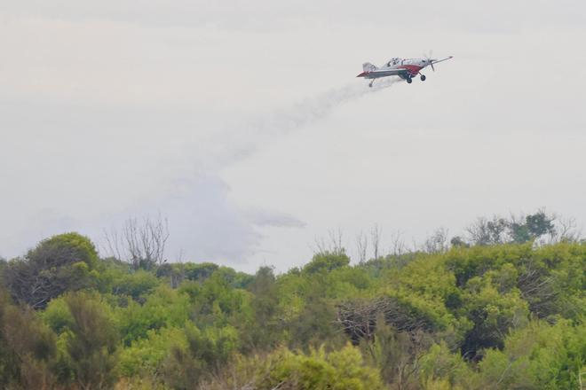 Así trabajan los helicópteros y medios aéreos para apagar el fuego en El Saler
