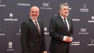 El presidente del CSD José Manuel Rodríguez Uribes (d) y el delegado del Gobierno en Madrid, Francisco Martín, a su llegada a la gala de entrega de los Premios Laureus este lunes en el Palacio Cibeles de Madrid.