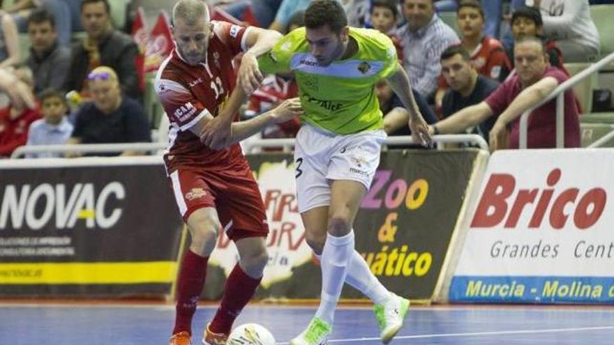El mallorquín Miguelín pugna con Taffy, del Palma Futsal, en el partido de ayer en Murcia.