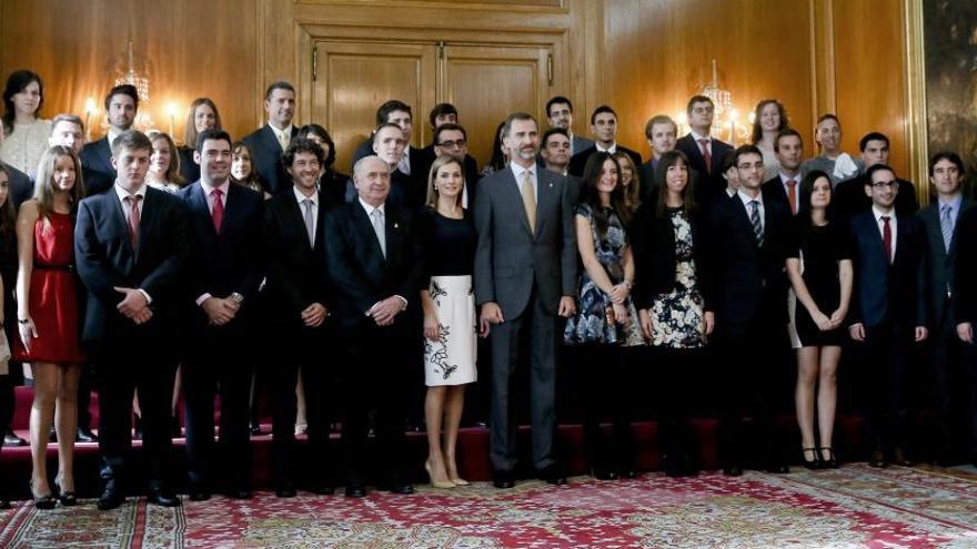 Un estudiante entrega al Rey una chapa de las protestas convocadas