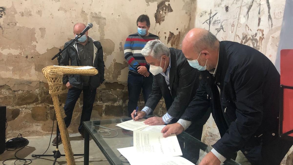 Francisco Moreno y Antonio Berlanga firman el convenio entre la Fundación Gala y la Fundación Huerta de San Antonio.Actuación de la Camerata Gala, hoy, en la iglesia de San Lorenzo de Úbeda.