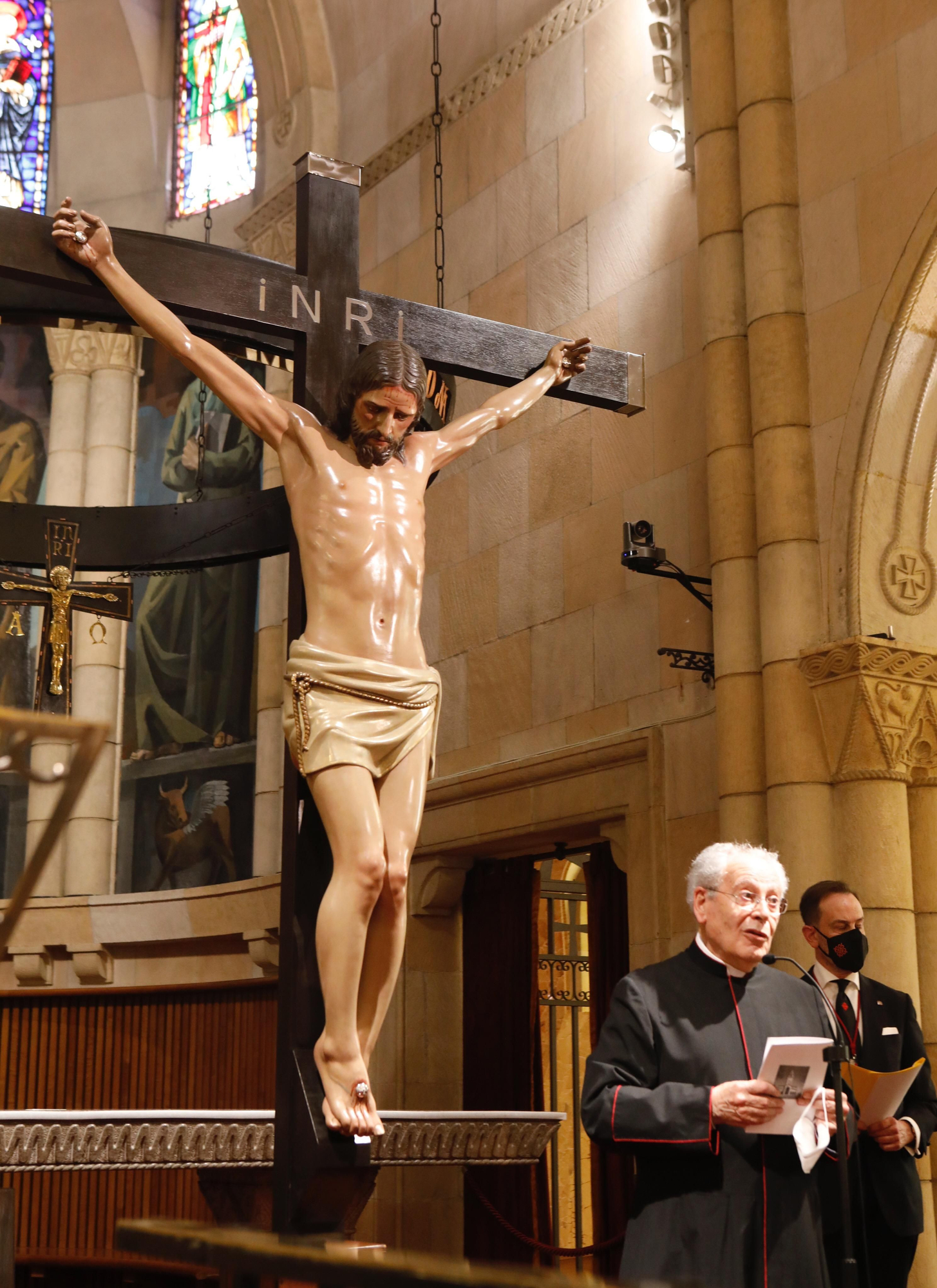 Celebración del Vía Crucis en la iglesia de San Pedro en Viernes Santo