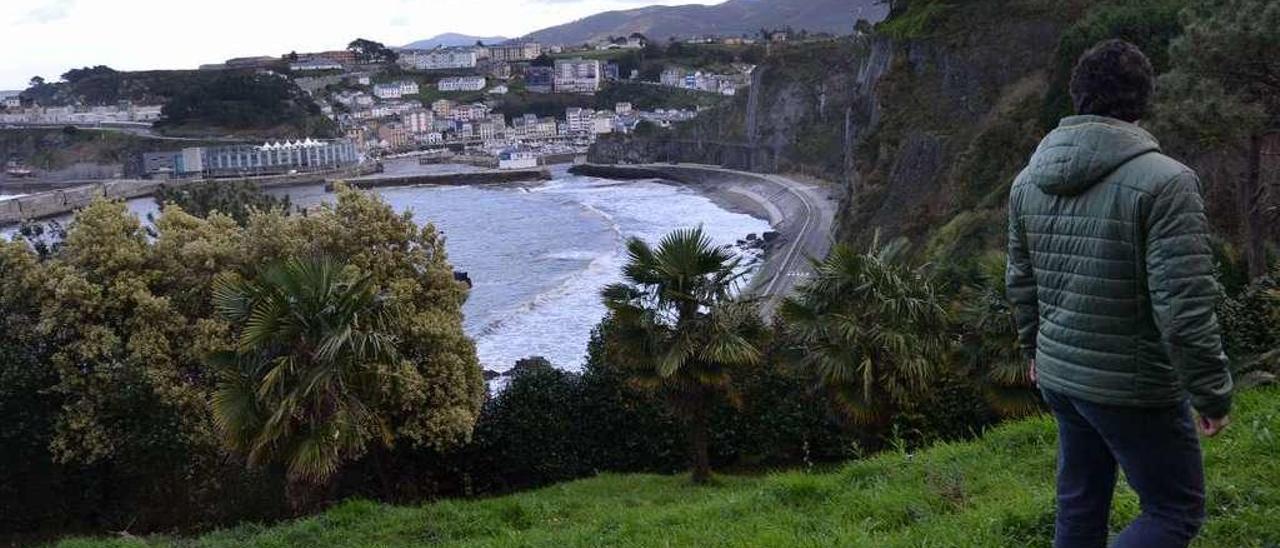 Vistas a las playas de Luarca desde los jardines de la Fonte Baixa; de espaldas, Óscar Pérez.