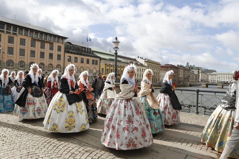 La música alicantina, el arroz, los trajes tradicionales triunfan en el desfile por Göteborg