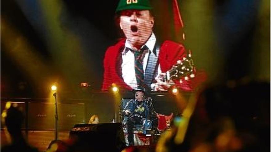 Axl Rose debuta amb èxit com a vocalista d&#039;AC/DC