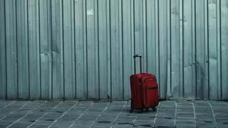 La controversia de las maletas rojas: ¿de verdad son las primeras en descargarse del avión?