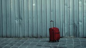 Una maleta de color rojo.