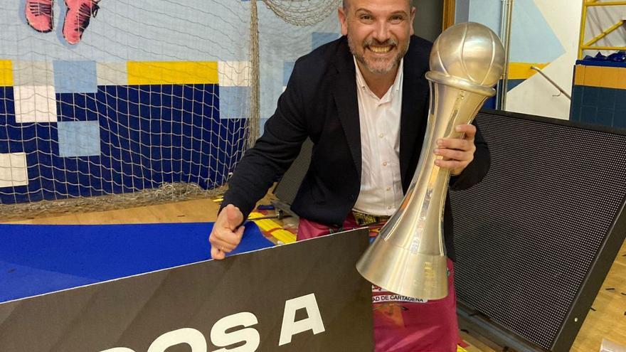 Pepe García, con el
trofeo tras el ascenso
en Zamora. |  L.O.